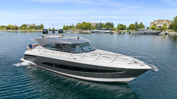 Riviera 5400 Sport Yacht 