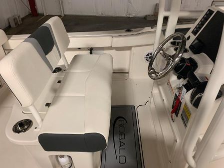 Robalo R222-CENTER-CONSOLE image