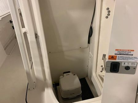 Robalo R222-CENTER-CONSOLE image