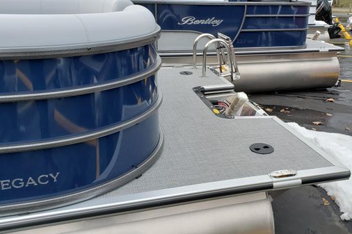 Bentley Pontoons Legacy 200 Navigator image