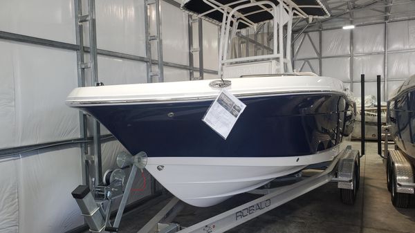 Robalo R200 Center Console 