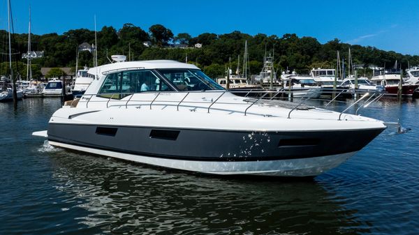 Cruisers Yachts 48 Cantius 