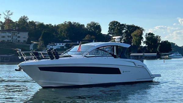 Cruisers Yachts 390 Express Coupe 