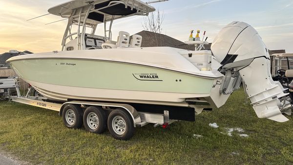 Boston Whaler 32 Outrage 