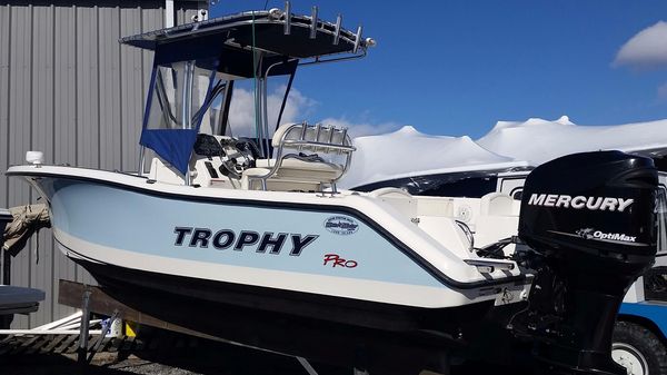 Trophy 2203 Center Console