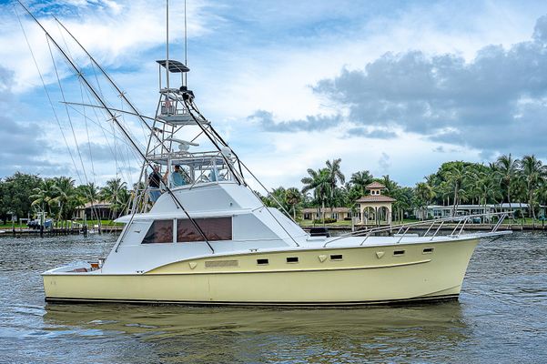 Hatteras Convertible - main image