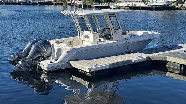 Robalo R272 Center Console 