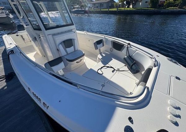 Robalo R272-CENTER-CONSOLE image