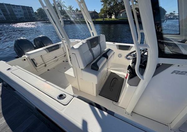 Robalo R272-CENTER-CONSOLE image