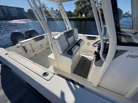 Robalo R272-CENTER-CONSOLE image