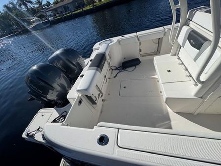 Robalo R272-CENTER-CONSOLE image