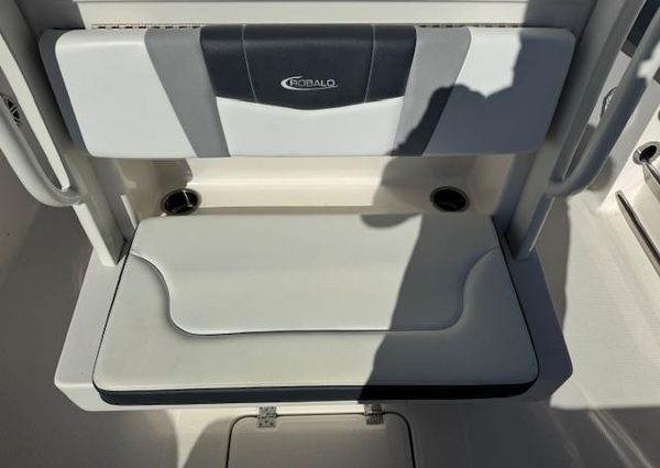 Robalo R272-CENTER-CONSOLE image