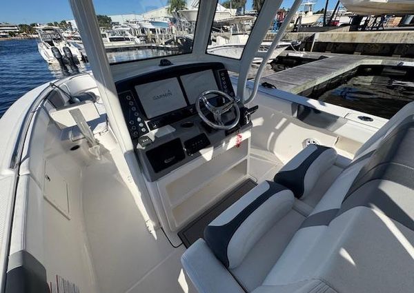 Robalo R272-CENTER-CONSOLE image