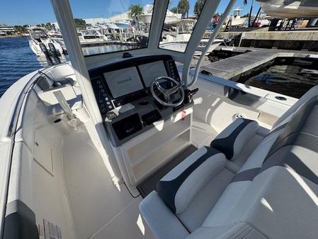 Robalo R272-CENTER-CONSOLE image