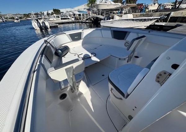 Robalo R272-CENTER-CONSOLE image