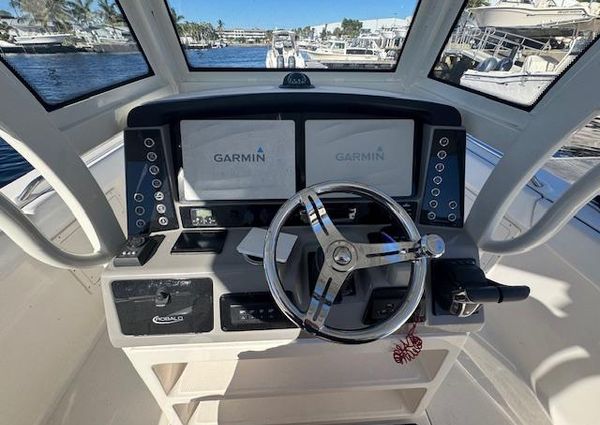 Robalo R272-CENTER-CONSOLE image