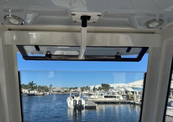 Robalo R272-CENTER-CONSOLE image