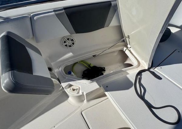 Robalo R272-CENTER-CONSOLE image