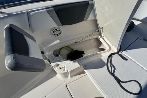 Robalo R272-CENTER-CONSOLE image