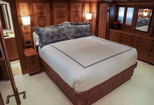Burger 106 Raised Pilothouse image