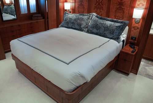 Burger 106 Raised Pilothouse image