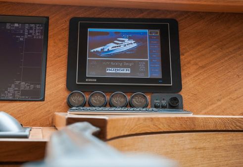 Burger 106 Raised Pilothouse image