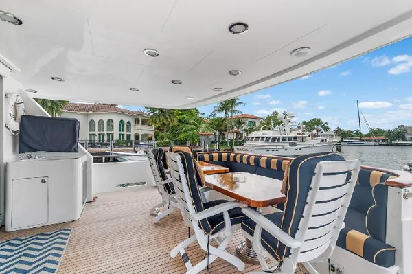 Paragon Cockpit Motoryacht image