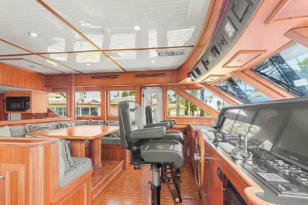Paragon Cockpit Motoryacht image