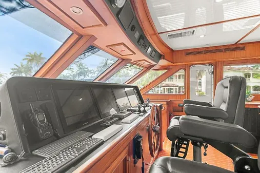 Paragon Cockpit Motoryacht image