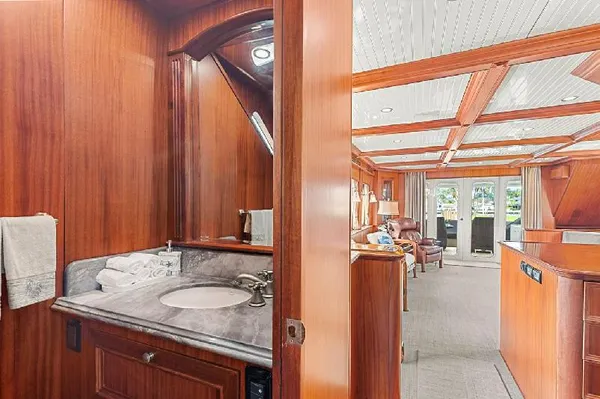 Paragon Cockpit Motoryacht image