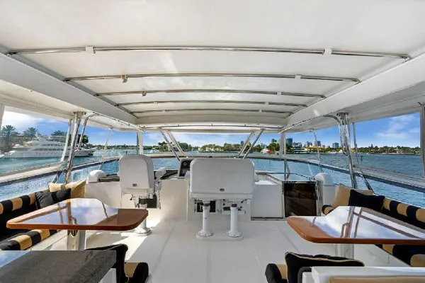 Paragon Cockpit Motoryacht image