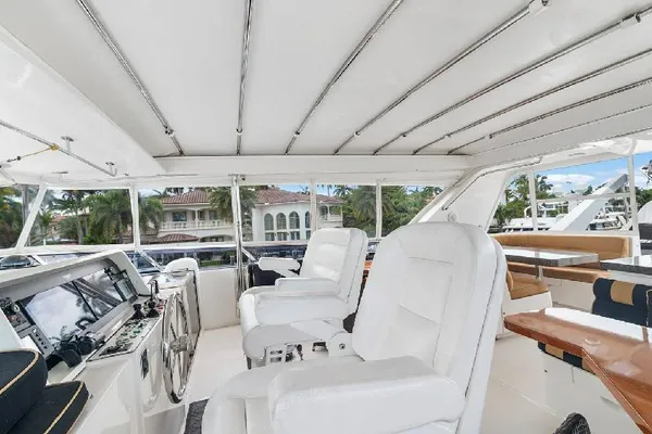 Paragon Cockpit Motoryacht image