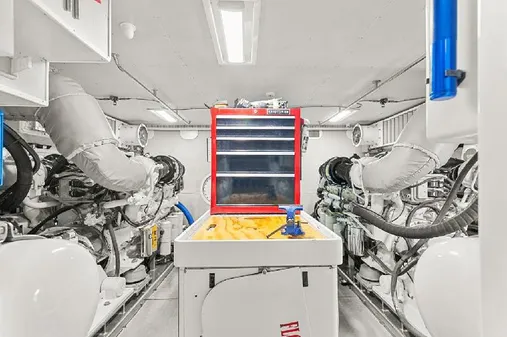 Paragon Cockpit Motoryacht image