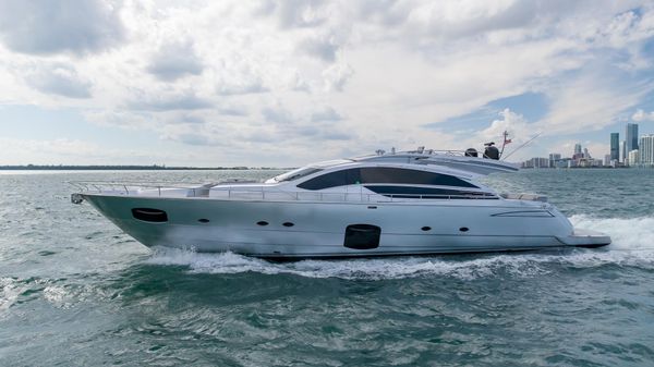 Pershing 82