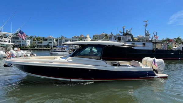 Chris-Craft Calypso 35