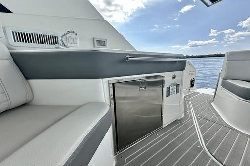 Sea Ray 320 Sundancer Outboard image