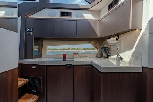 Galeon 425 HTS image