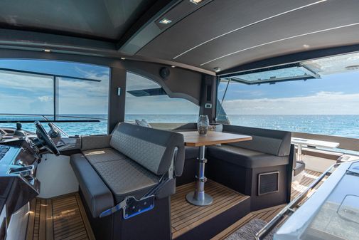 Galeon 425 HTS image