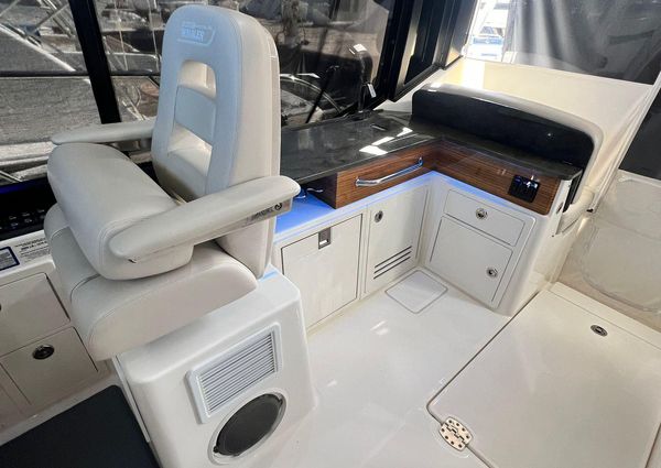 Boston-whaler 405-CONQUEST image