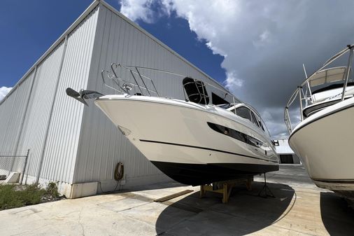 Sea Ray 350 Coupe image