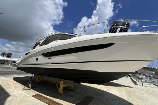 Sea Ray 350 Coupe image