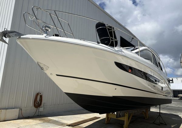 Sea Ray 350 Coupe image