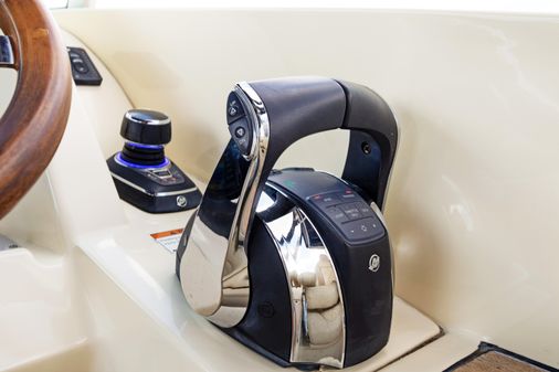 Chris-Craft Calypso 30 image
