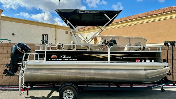 Sun Tracker Bass Buggy 18 DLX