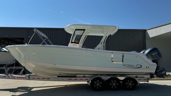 Robalo R302 Center Console 