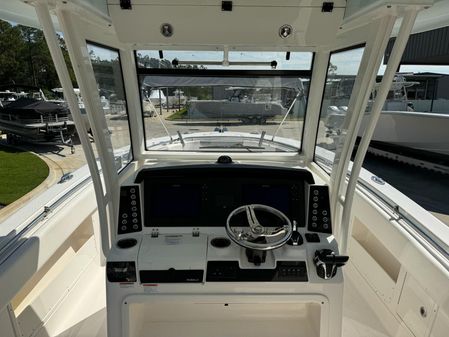 Robalo R302-CENTER-CONSOLE image