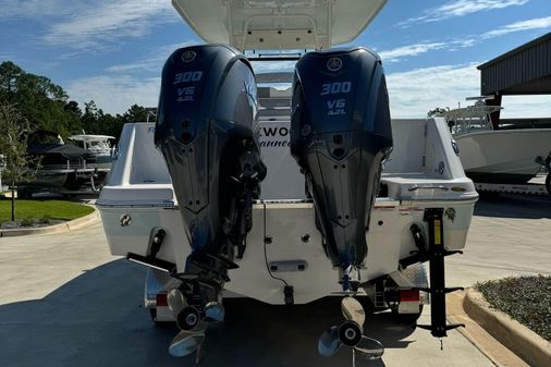 Robalo R302-CENTER-CONSOLE image