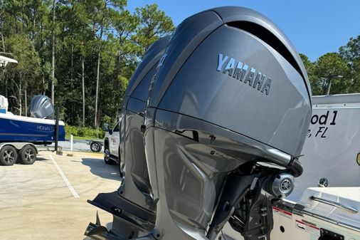 Robalo R302-CENTER-CONSOLE image