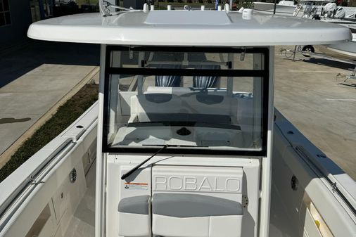 Robalo R302-CENTER-CONSOLE image