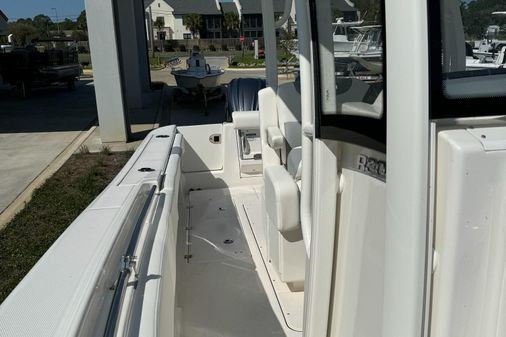 Robalo R302-CENTER-CONSOLE image